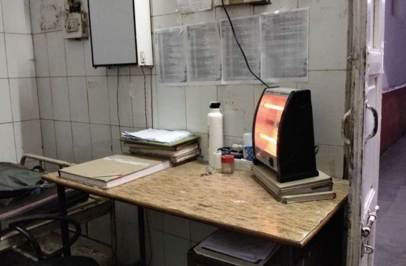 Patients shivering in the cold winter, keep the room heater burning ev कड़ाके की ठंड में कंपकंपा रहे मरीज, स्टाफ के खाली कमरों में भी जलते रहते हैं रूम हीटर