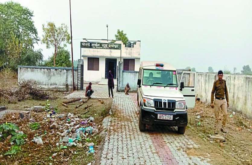 dead body postmortem service lack in sheopur district हाथ में बच्चे का शव और यहां से वहां घूमती पुलिस, माजरा जानकर दंग रह जाएंगे आप