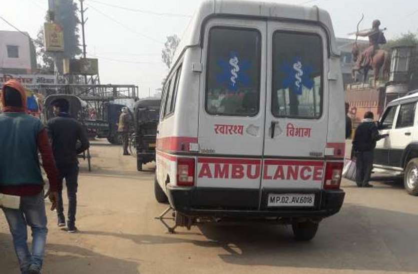 sidhi news मरीज को लेकर आ रही 108 एंबुलेंस रास्ते में हो गई खराब, कंडम वाहनों के हवाले मरीजों की जान