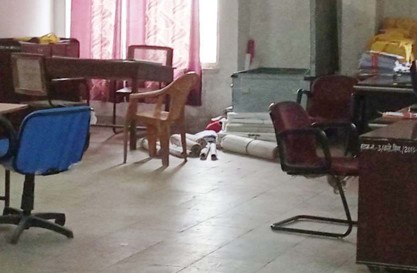Silence in Singrauli's government offices सुबह झमाझम बारिश का दौर, बढ़ी ठंड में घरों में दुबके रहे लोग, कार्यालयों में सन्नाटा