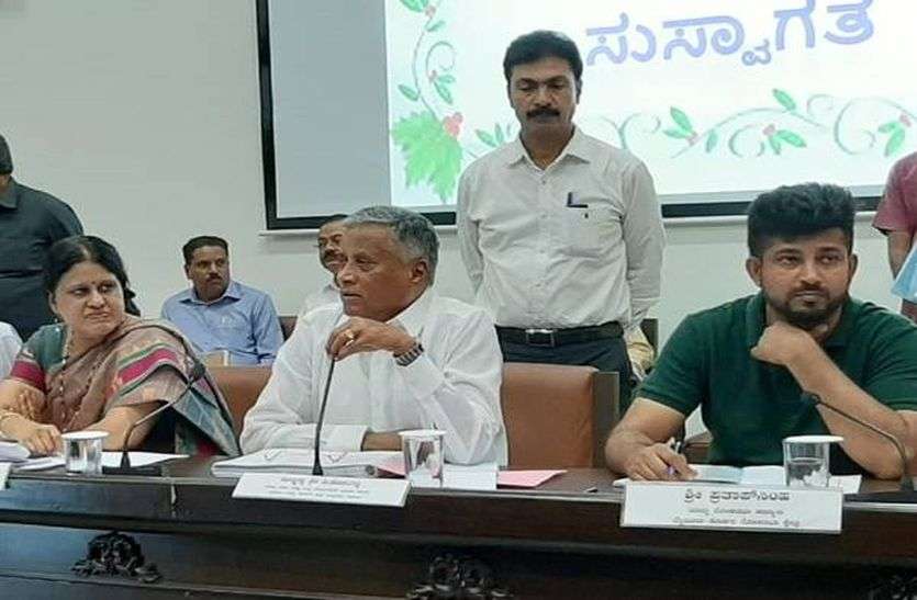 दशहरा खेल प्रतियोगिता पुरस्कार का इंतजार करते खिलाडी दशहरा खेल प्रतियोगिता पुरस्कार का इंतजार करते खिलाडी