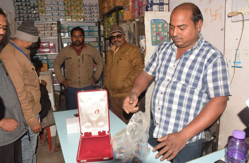 Merchant caught cheating Paytm पेटीएम से ठगी करने वाले को व्यापारी ने पकड़ा