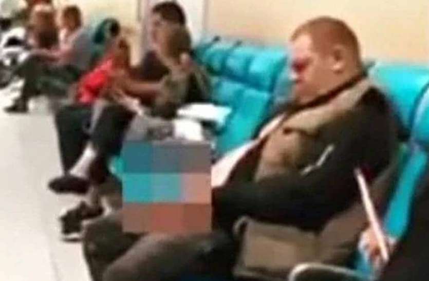Man Urinates in Airport एयरपोर्ट के वेटिंग रूम में बैठे-बैठे शख्स ने कर दिया पेशाब, वीडियो वायरल