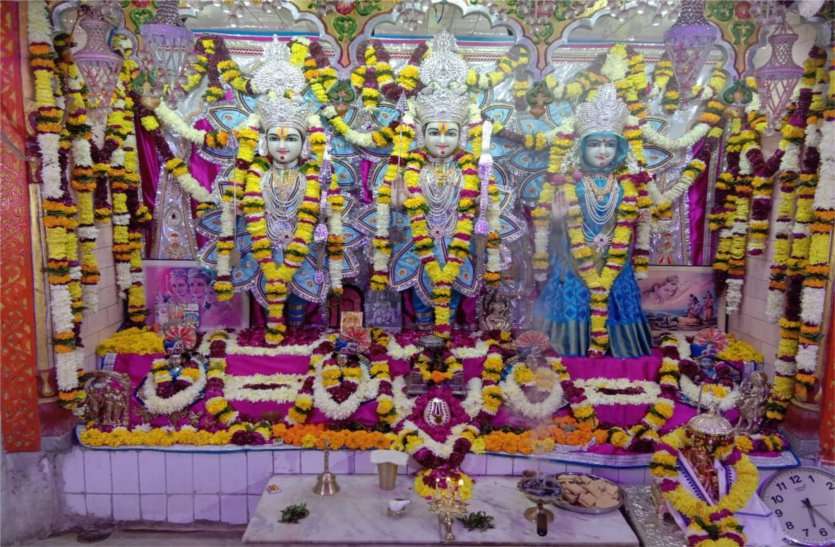 माता जानकी का पुष्प शृंगार देख भक्त हुए निहाल माता जानकी का पुष्प शृंगार देख भक्त हुए निहाल