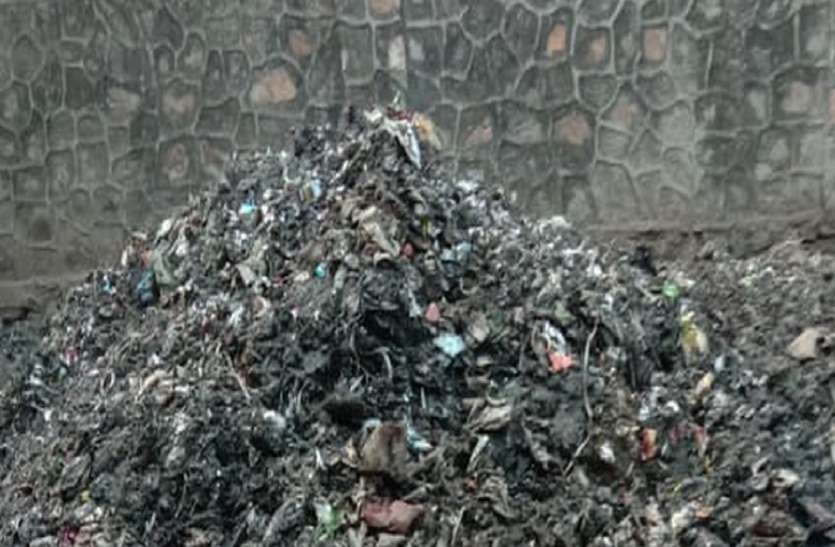 सड़क पर लगा गंदगी का ढेर सड़क पर लगा गंदगी का ढेर
