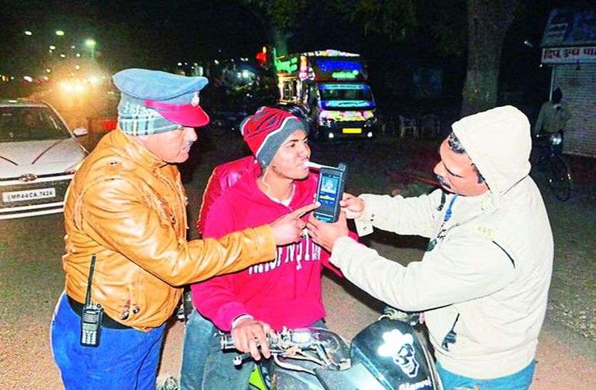चुपके-चुपके शराब पीना पड़ेगा मंहगा, पुलिस की चिट्ठी खोलेगी पोल चुपके-चुपके शराब पीना पड़ेगा मंहगा, पुलिस की चिट्ठी खोलेगी पोल