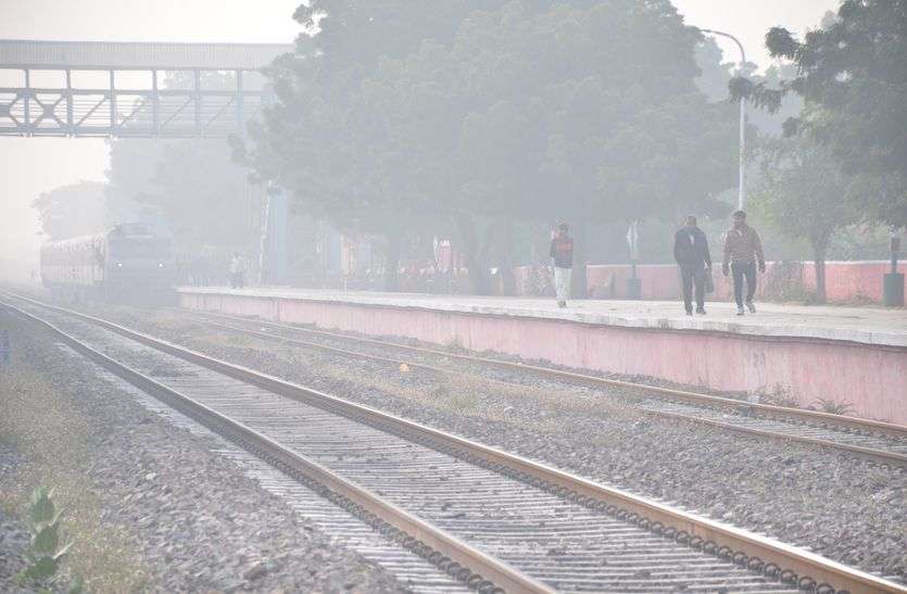 बर्फानी हवा से चमकी सर्दी, कोहरे के बीच ठिठुरा सूरज बर्फानी हवा से चमकी सर्दी, कोहरे के बीच ठिठुरा सूरज