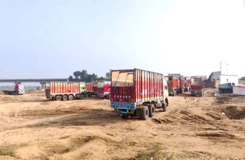Sand mafia made illegal route under the bridge सदर थाने के पीछे मिला बड़ी मात्रा में प्रतिबंधित बजरी का स्टॉक