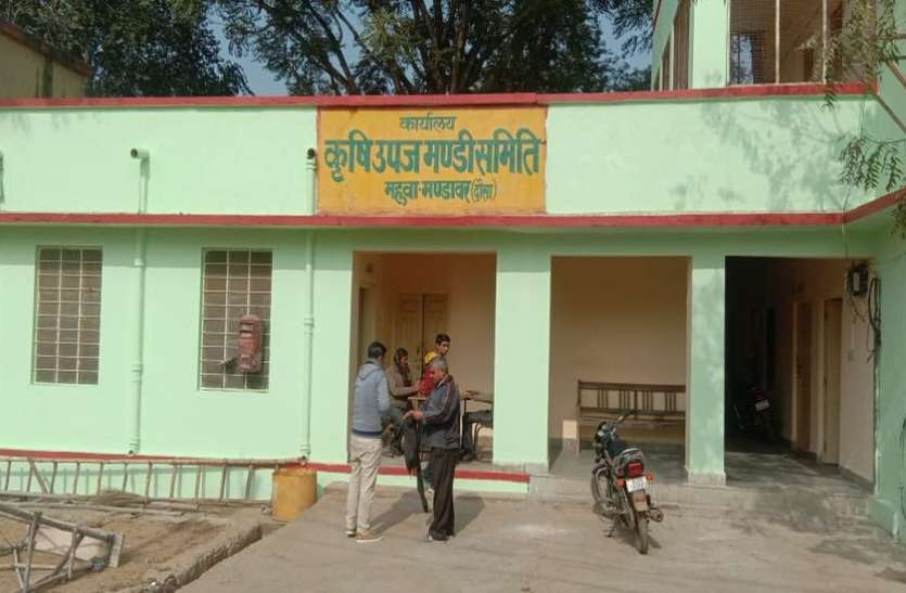 अनाज मंडी में हड़ताल से लाखों का कारोबार प्रभावित अनाज मंडी में हड़ताल से लाखों का कारोबार प्रभावित