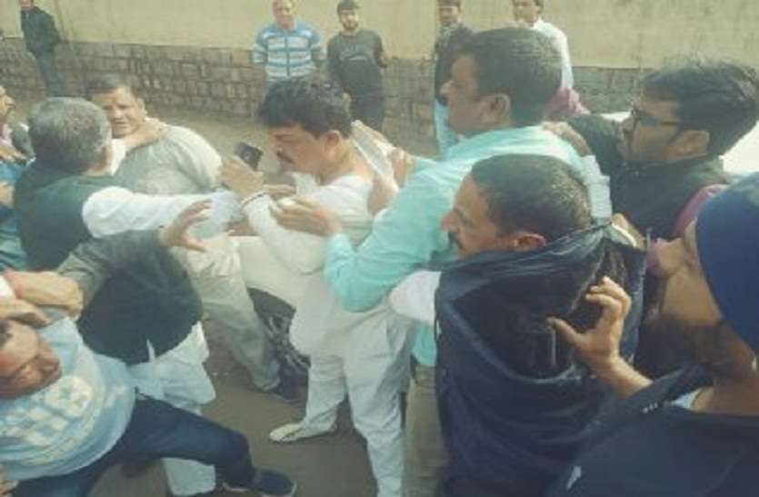 बच्चों की मौत मामले में मातमपुर्सी धरी रह गई,कांग्रेस के दो गुटों में चले लात घूसे,कपड़े फाड़े,पायलट भी हुए शिकार बच्चों की मौत मामले में मातमपुर्सी धरी रह गई, कांग्रेस के दो गुटों में चले लात घूसे, कपड़े फाड़े, पायलट भी हुए शिकार