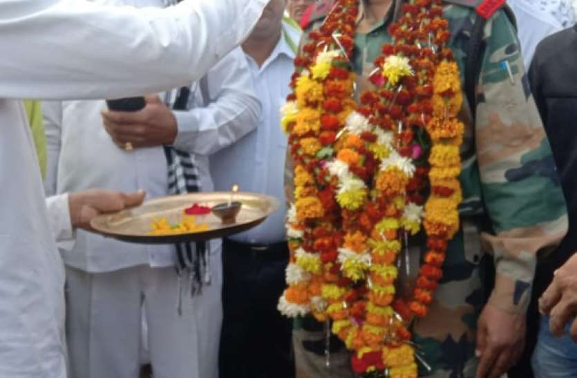 सेवानिवृत्त लेफ्टिनेंट का गांव लौटने पर हुआ जोरदार सम्मान रिटायर्ड लेफ्टिनेंट का गांव लौटने पर हुआ जोरदार सम्मान