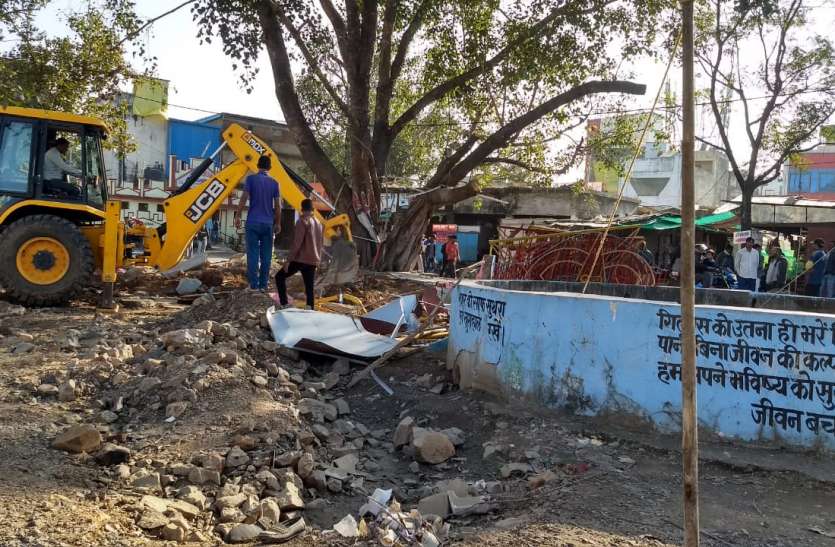 मंदिर को किया गया डिसमेंटल पढ़े, विवाद के बाद मंदिर को किया गया डिसमेंटल