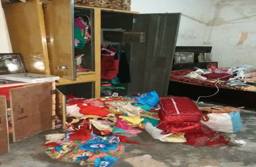 Brother's family theft present at home was not found जेवर नकदी के साथ तलवार घी का टीन भी ले गए चोर
