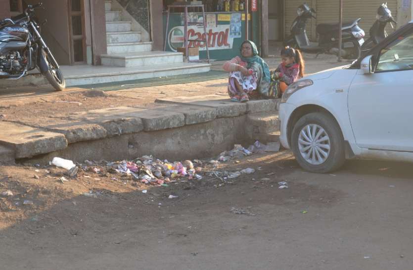swachh survekshan 2020 in guna: Heaps of garbage found in shops swachh survekshan 2020: दुकानों के आगे मिले कचरे के ढेर, डस्टबिन नहीं हो सके खाली, सड़क पर 'दुकानदारी