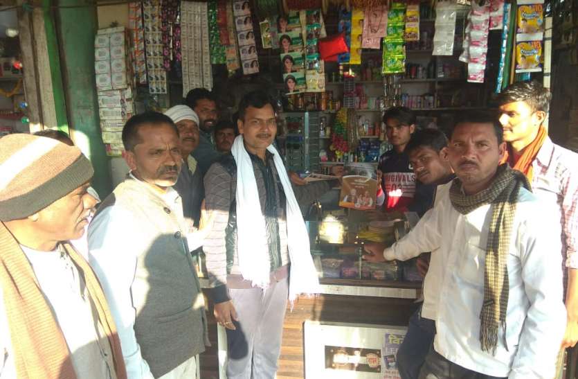 आनंदपुर। दुकानों पर जाकर व्यापारियों से संपर्क करते भाजपा कार्यकर्ता। नागरिकता संशोधन कानून की जानकारी देने दुकान-दुकान पहुंचे भाजपा कार्यकर्ता