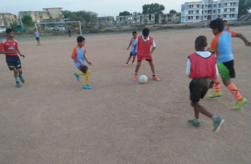 Players are unable to show their skills, sports department issued notice ९५ फीसदी निजी और ६५ फीसदी शासकीय विद्यालयों ने जमा नहीं की खेल की राशि, ३० अगस्त तक होनी थी फीस जमा