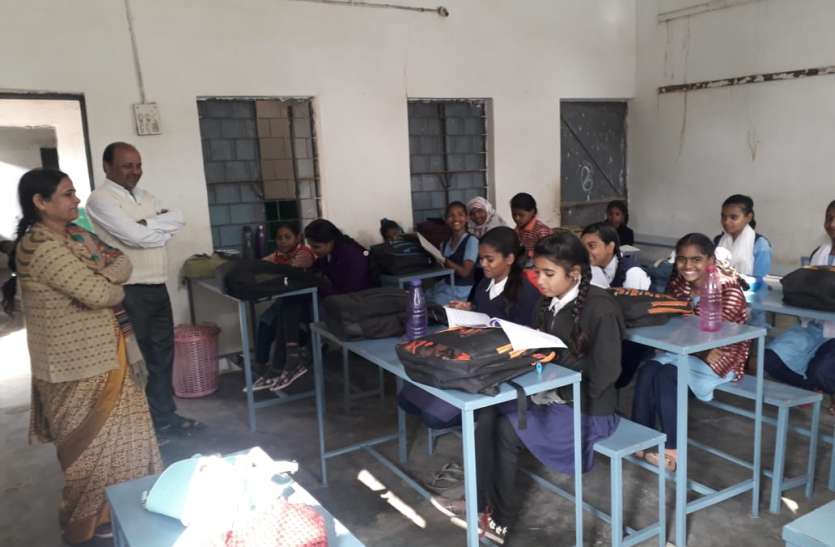 शिक्षकों ने वेतन से 72 हजार एकत्र किए, फर्नीचर प्रदान किए बच्चे जमीन पर न बैठे इस लिए शिक्षकों ने वेतन में से किए 72 हजार रूपए एकत्रित,उपलब्ध कराई फर्नीचर