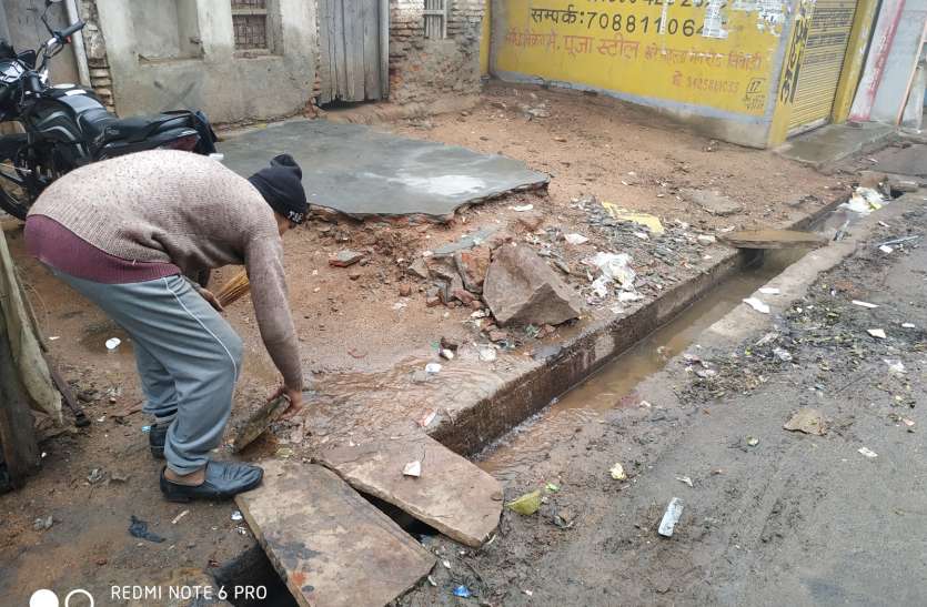 Thousands of liters of water is being ruined daily by leakages in pipe पाइपलाइनों में लीकेज से रोजाना बर्बाद हो रहा हजारों लीटर पानी