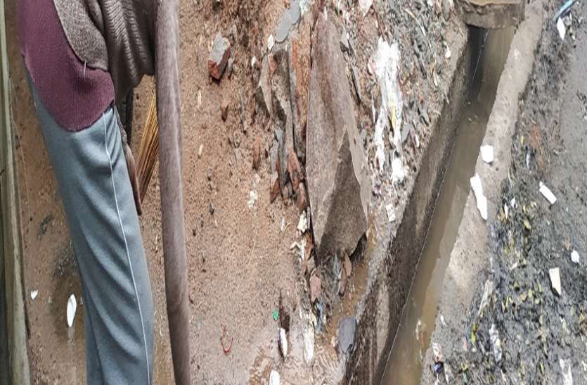 Complaint with Municipal Council, but no action taken लीकेज हो रही पाइप लाइन, बर्बाद हो रहा हजारों लीटर पानी