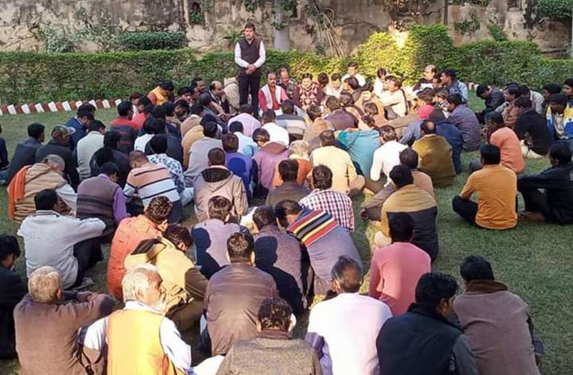 Group meeting to protest against encroachment नहीं चेता प्रशासन तो करेंगे नमस्ते ओरछा का विरोध