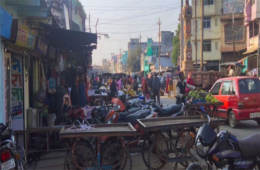 Temporary encroachment on the roads, no action is being taken सड़कों तक फैला अस्थाई अतिक्रमण, नहीं की जा रही कार्रवाई