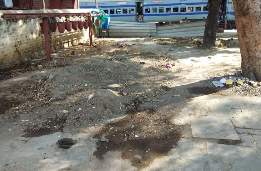 Only two toilets for six platforms, hundreds of passengers upset छह प्लेटफॉर्म के लिए केवल दो शौचालय, सैकड़़ों यात्री परेशान, पढ़ें खबर
