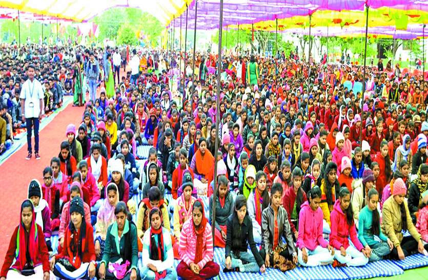 Mass meditation camp organized ध्यान के माध्यम से मन को कर सकते हैं स्थिर