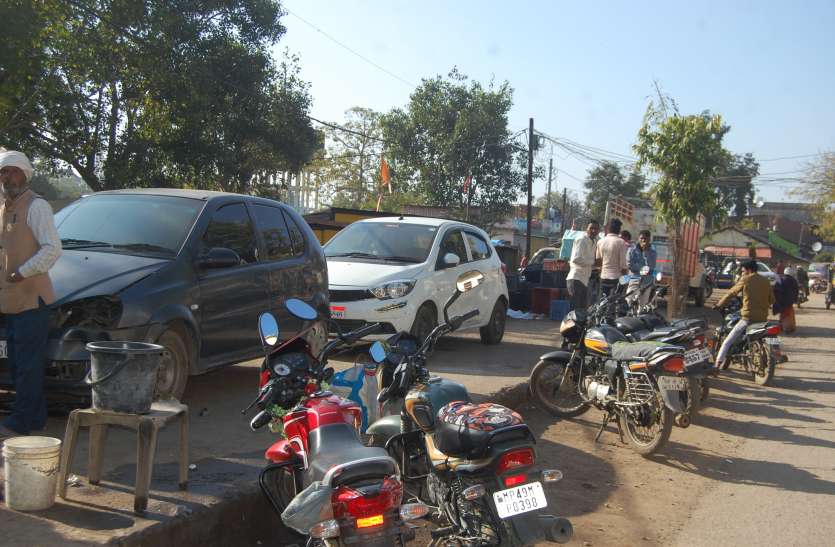 Vehicles are standing on platforms, shops are decorated on roads चबूतरों पर खडृे रहते हैं वाहन तो सडक़ों पर सजती है दुकानें