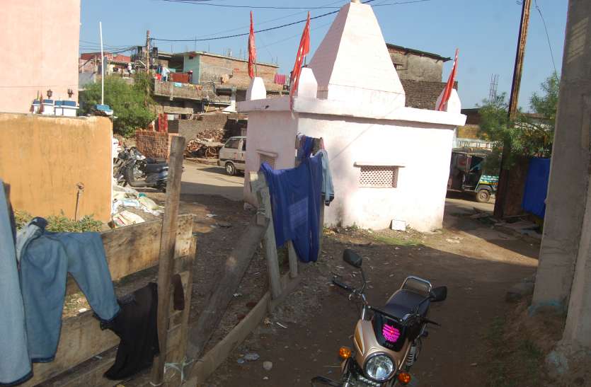 Street lights not burning, encroachments on the way नही जल रही स्ट्रीट लाइट,रास्ते पर हो रहा अतिक्रमण