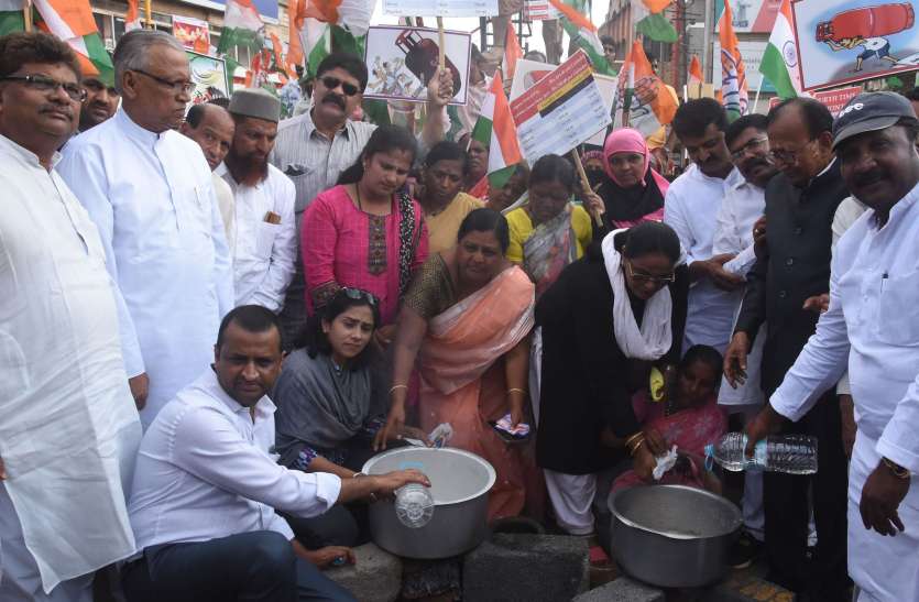 चाय वितरित कर केंद्र सरकार के विरोध में किया प्रदर्शन चाय वितरित कर केंद्र सरकार के विरोध में किया प्रदर्शन