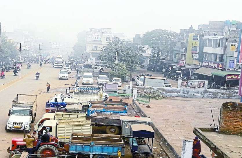 कोहरे से लिपटा रहा शहर कोहरे से लिपटा रहा शहर