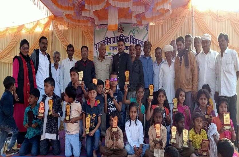 वार्षिकोत्सव में वाहन स्कूल की 40 प्रतिभाओं को किया पुरस्कृत, खिले चेहरे वार्षिकोत्सव में वाहन स्कूल की 40 प्रतिभाओं को किया पुरस्कृत, खिले चेहरे