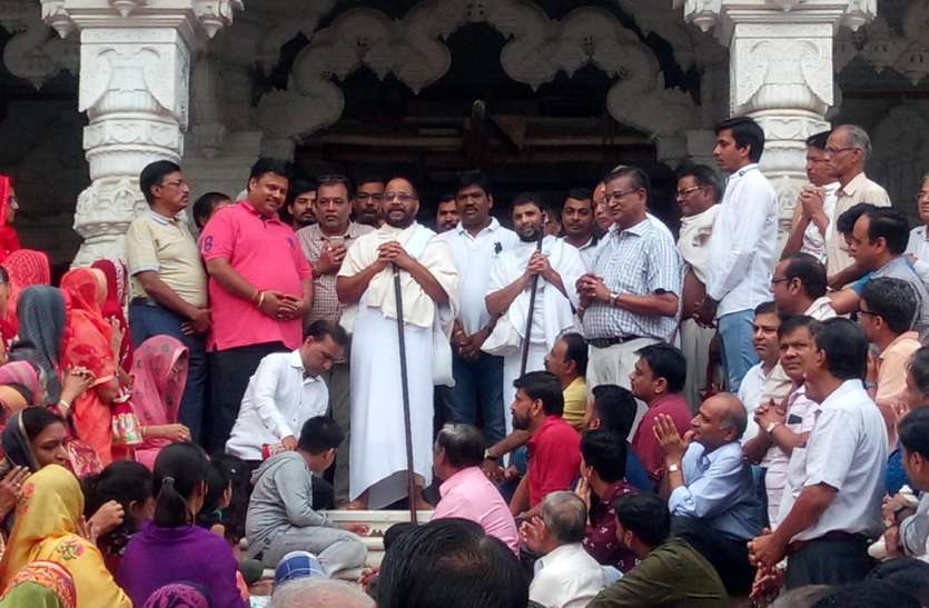 जैन मुनि ने किया विहार, श्रावक हुए भावुक जैन मुनि ने किया विहार, श्रावक हुए भावुक