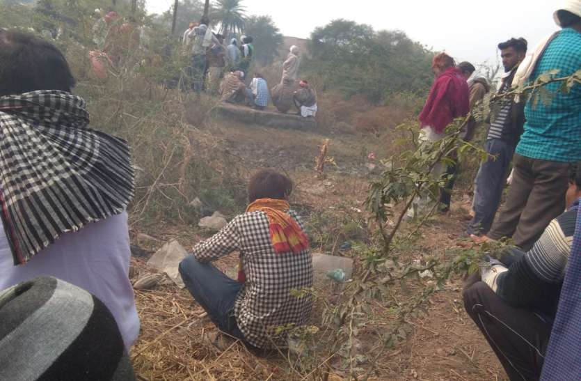 मुक्तिधाम की जमीन पर दबंग कर रहे कब्जा मुक्तिधाम की जमीन पर दबंग कर रहे कब्जा