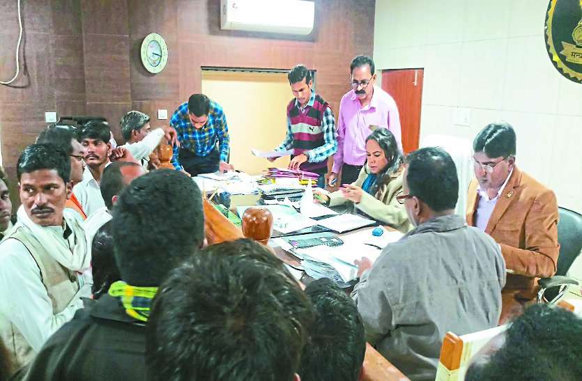 त्रिस्तरीय पंचायत चुनाव : अंतिम दिन 85 दावेदारों ने भरा नामांकन त्रिस्तरीय पंचायत चुनाव : अंतिम दिन 85 दावेदारों ने भरा नामांकन