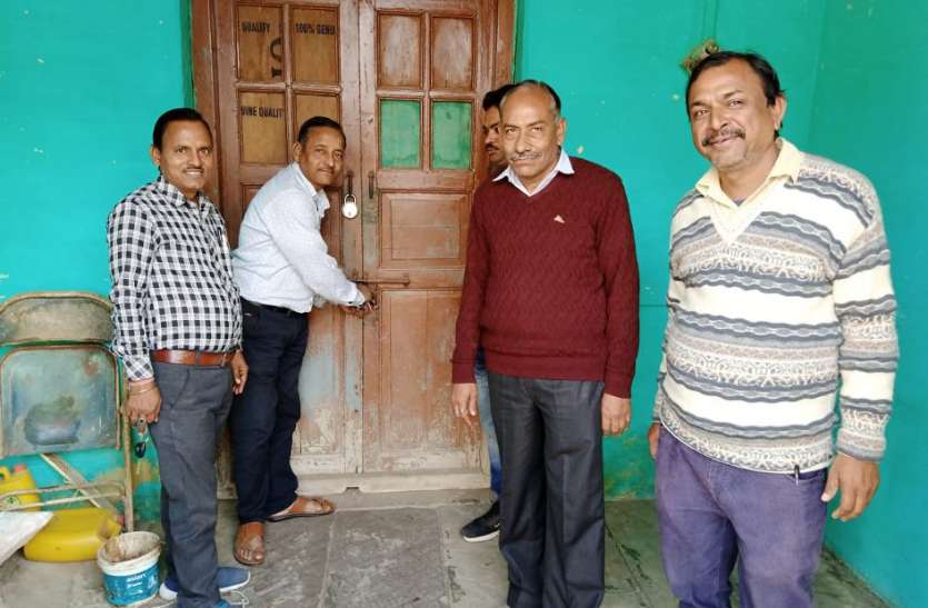 45 साल बाद मंडी प्रशासन ने खाली कराया पुराना कार्यालय भवन 45 साल बाद मंडी प्रशासन ने खाली कराया पुराना कार्यालय भवन