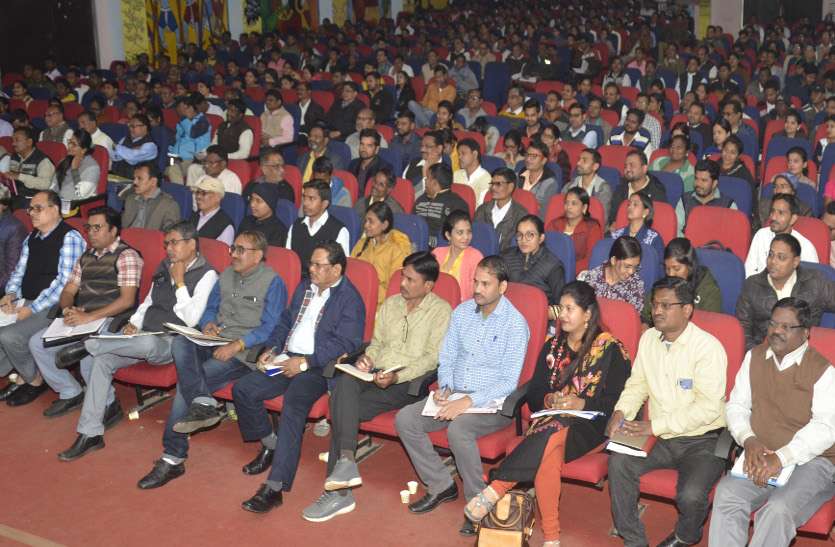 The objective of Narva, Garwa, Ghurwa and Bari schemes is to strengthen the agrarian rural economy. कृषि आधारित ग्रामीण अर्थ व्यवस्था को मजबूत करना ही नरवा, गरवा, घुरवा और बारी योजनाओं का उद्देश्य ...