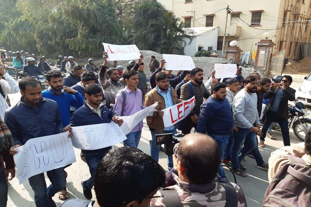बीेएचयू में विरोध प्रदर्शन करते छात्र