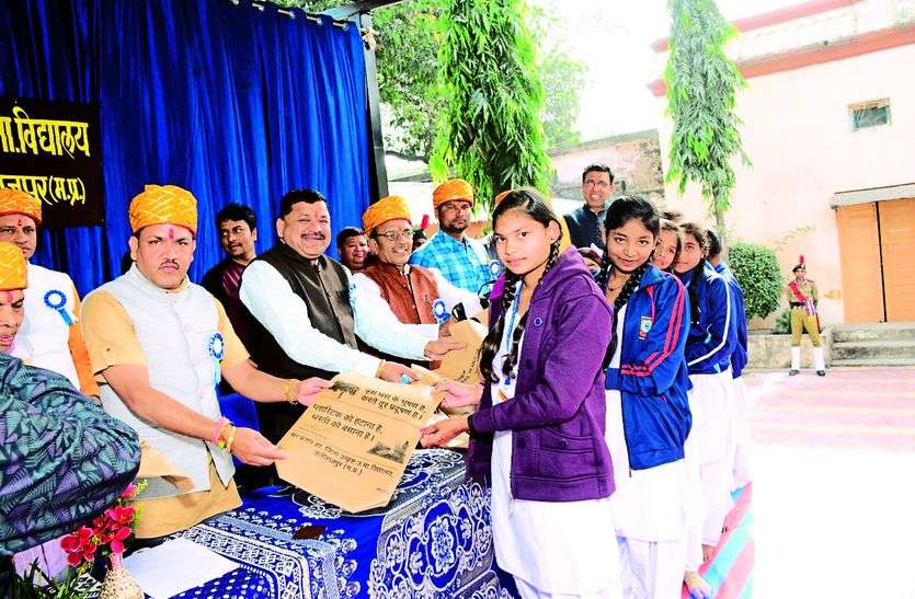 विधायक मुकेश पटेल ने की घोषणा, स्कूल के 4 टॉपर्स को देंगे नकद राशि विधायक मुकेश पटेल ने की घोषणा, स्कूल के 4 टॉपर्स को देंगे नकद राशि
