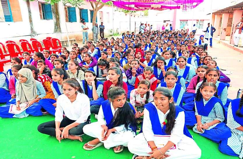 विधायक मुकेश पटेल ने की घोषणा, स्कूल के 4 टॉपर्स को देंगे नकद राशि
