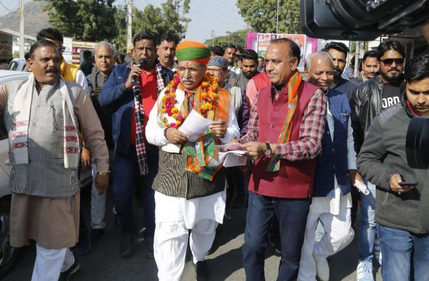 केंद्रीय उद्योग राज्यमंत्री अर्जुनराम मेघवाल उदयपुर में नागरिकता कानून के जनजागरण के पत्रक बांटते हुए। मोदी के मंत्री बोले - कांग्रेसियों के दर्द पेट में हो रहा, बता सिर में रहे