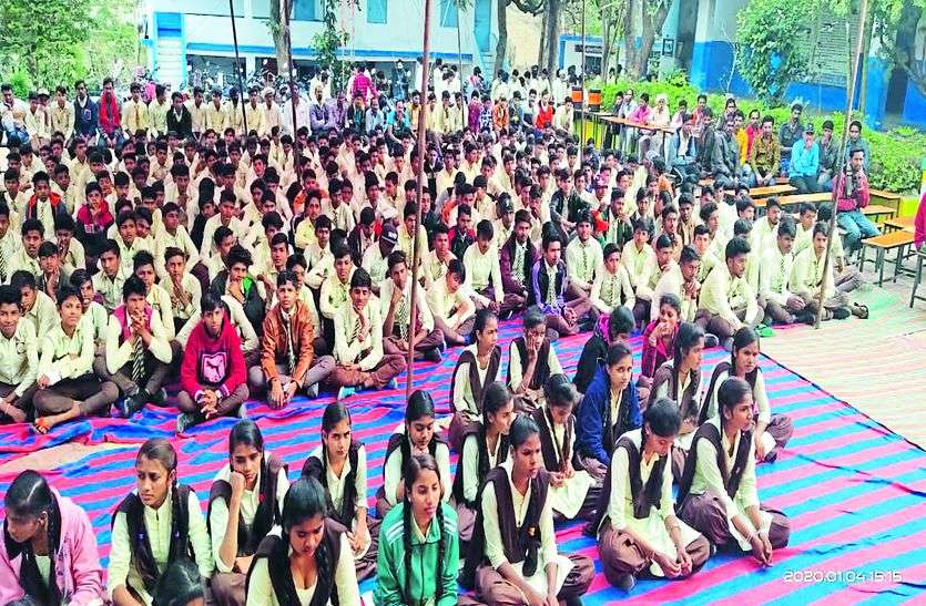 पालकों ने बच्चों के परीक्षा परिणाम और उपस्थिति की ली जानकारी