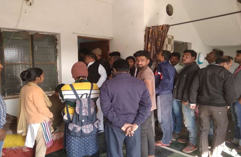 आम्रपाली हाउसिंग सोसाइटी के मैनेजर ने की खुदकुशी, फंदे पर लटकी मिली लाश