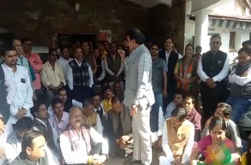 bjp_protest_news.jpg BJP ने निर्वाचन आयोग पर नियम विरुद्ध चुनाव कराने का लगाया आरोप, धरने पर बैठी