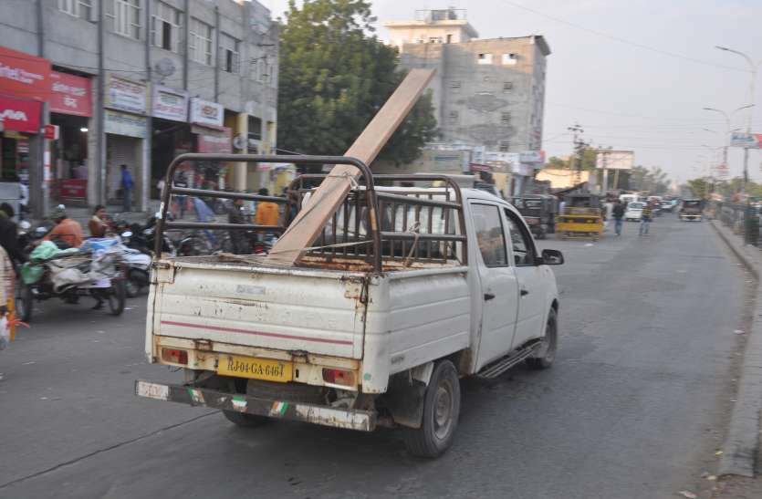 Dangerous vehicles running in city traffic शहर के यातायात में दौड़ रहे खतरों भरे वाहन....