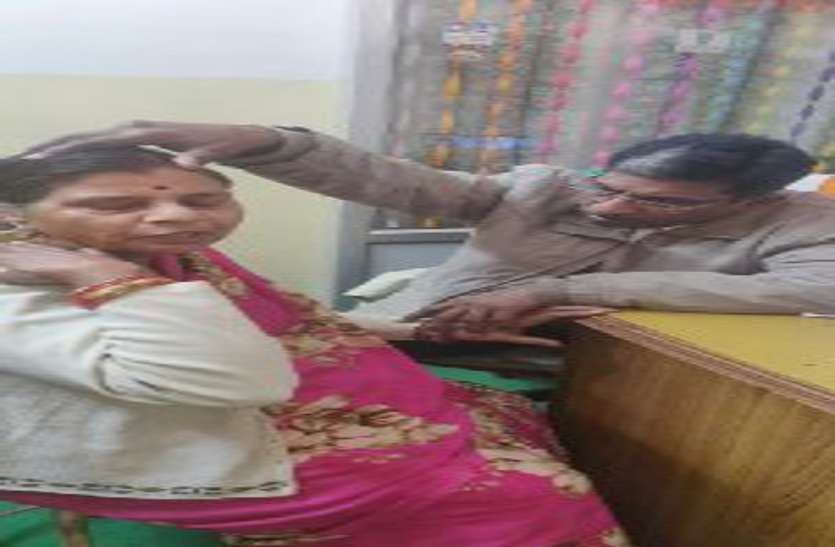 मरीजों की सेवा का ऐसा जुनून कि नौकरी से समय निकालकर निशुल्क करते है उपचार मरीजों की सेवा का ऐसा जुनून कि नौकरी से समय निकालकर निशुल्क करते है उपचार