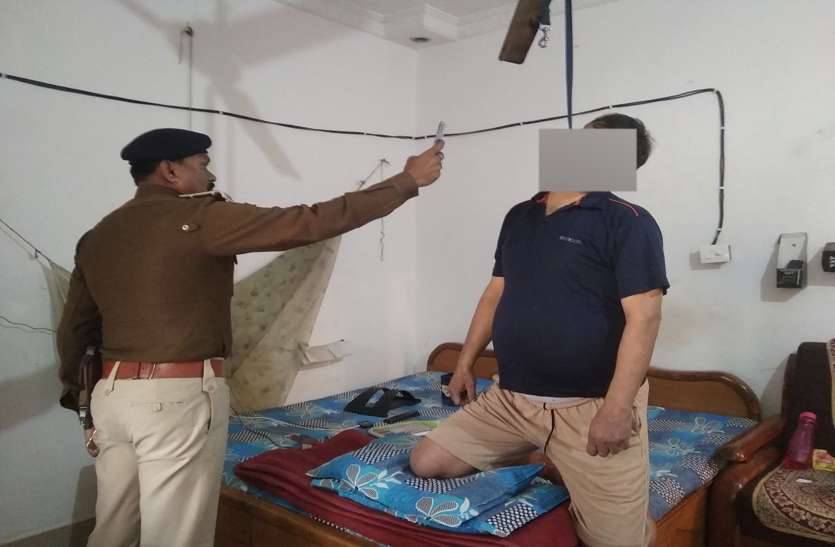 आम्रपाली हाउसिंग सोसाइटी के मैनेजर ने की खुदकुशी, फंदे पर लटकी मिली लाश आम्रपाली हाउसिंग सोसाइटी के मैनेजर ने की खुदकुशी, फंदे पर लटकी मिली लाश