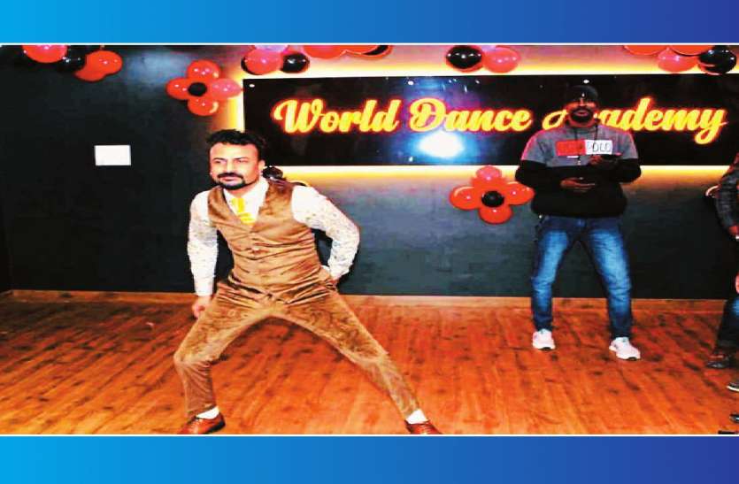 dance डांस के अलग-अलग स्टेप्स सीखने के लिए कई देशों में गए