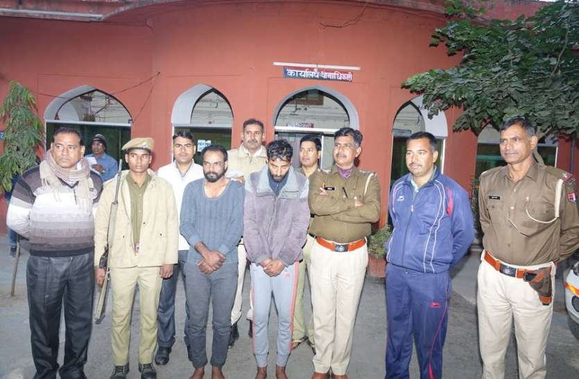 मोबाइल की दुकान से चोरी का पर्दाफाश, दो आरोपी गिरफ्तार मोबाइल की दुकान से चोरी का पर्दाफाश, दो आरोपी गिरफ्तार