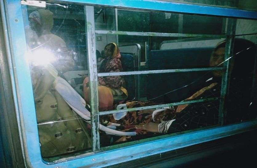 Stones on the train in ratlam VIDEO ट्रेन पर जमकर पथराव, ट्रेन अंधेरे में रखकर ले गया चालक